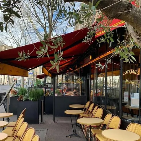 Quiet And Comfortable In Apartment *